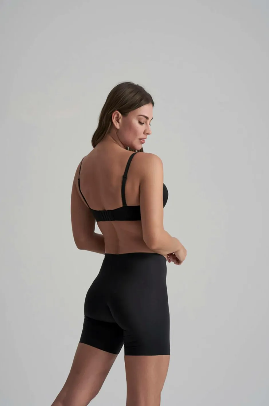 Online Formende shorts Smooth Essentials Mid Waist Short - light support Dame Shaping