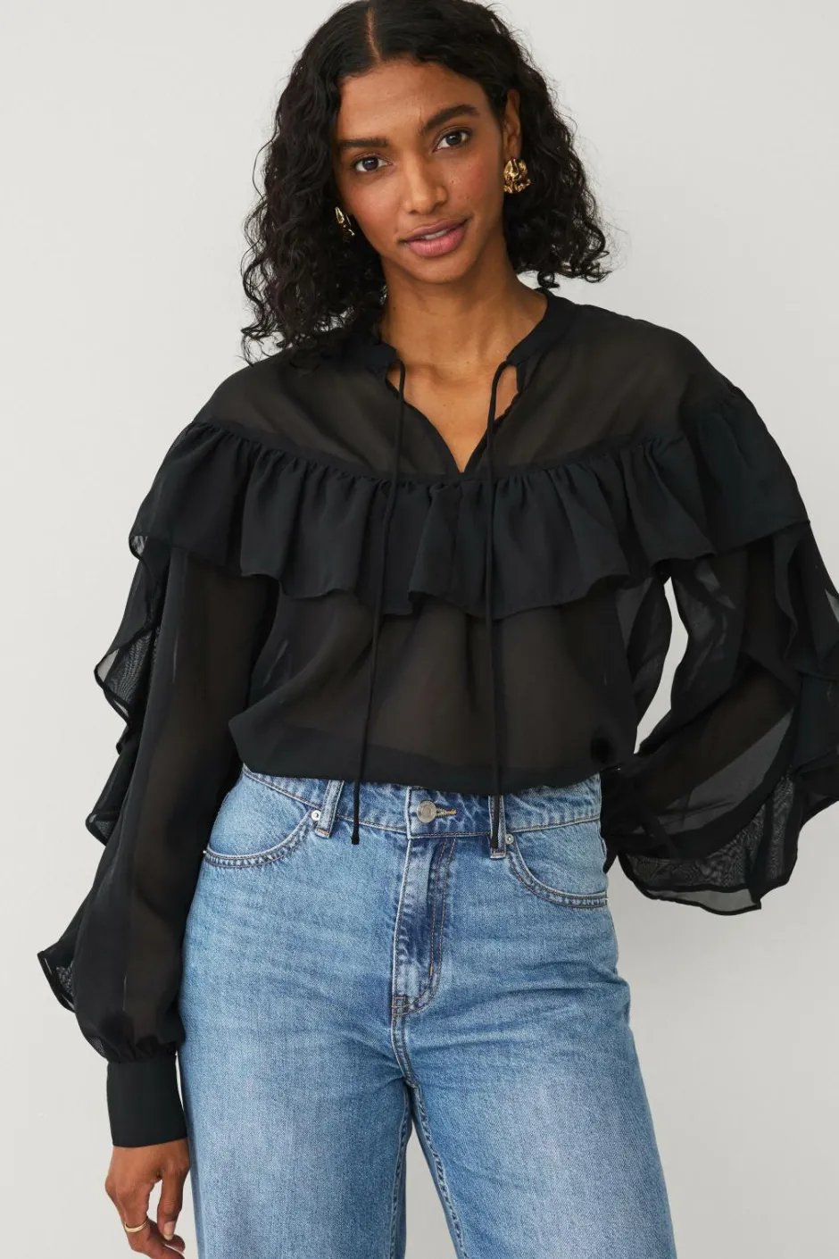 Outlet Collection Bluse med volanter Dame Skjorter & Bluser
