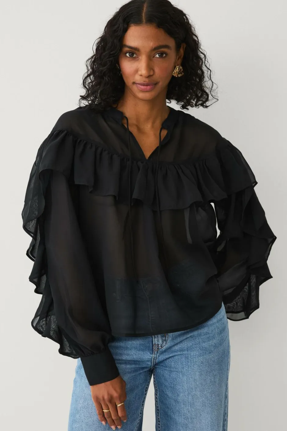 Outlet Collection Bluse med volanter Dame Skjorter & Bluser