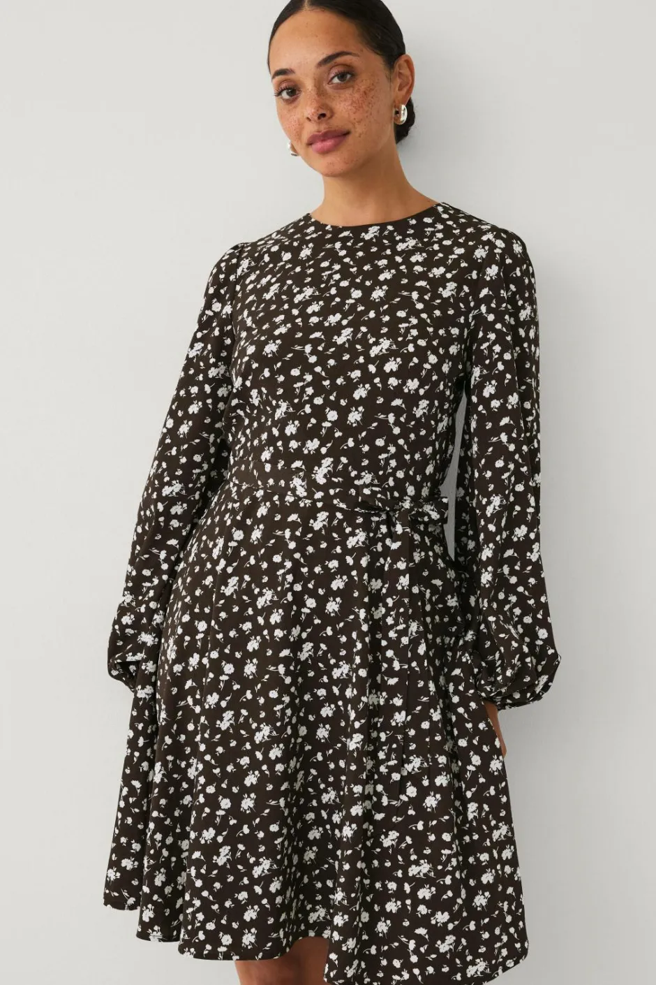 Outlet Collection Kjole med slips Dame Kjoler