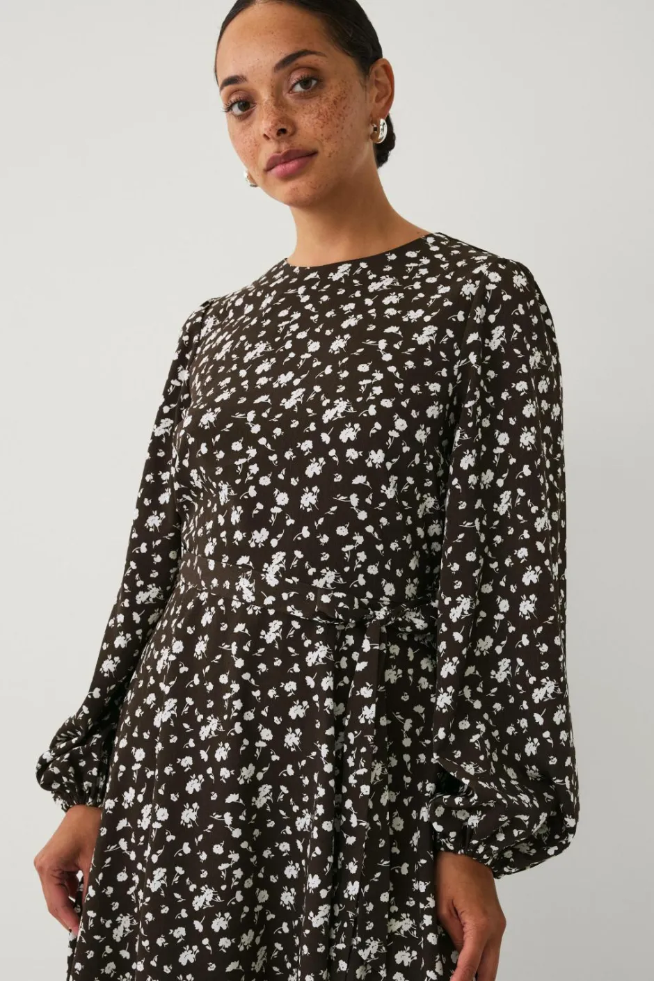 Outlet Collection Kjole med slips Dame Kjoler