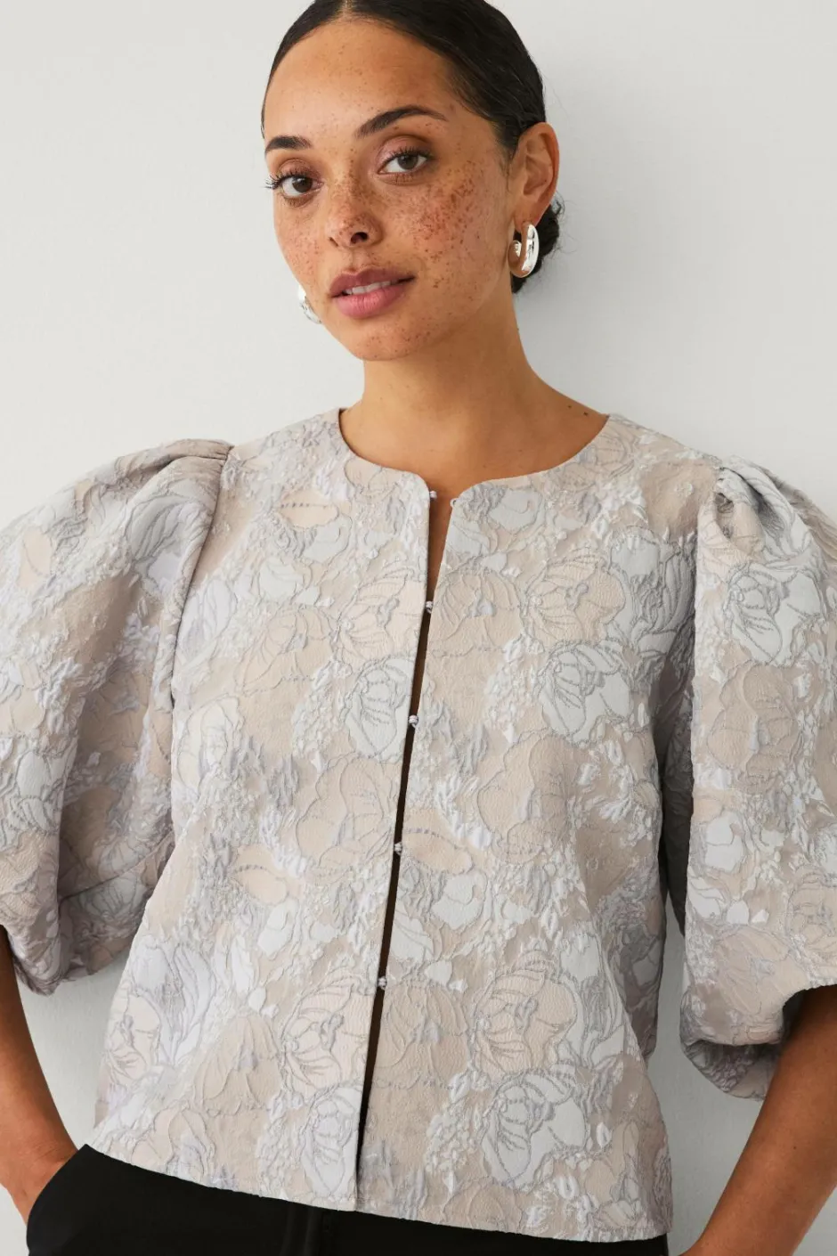 Ellos Collection Kort blusejakke med blomstermønster^Dame Blazere & Veste|Skjorter & Bluser