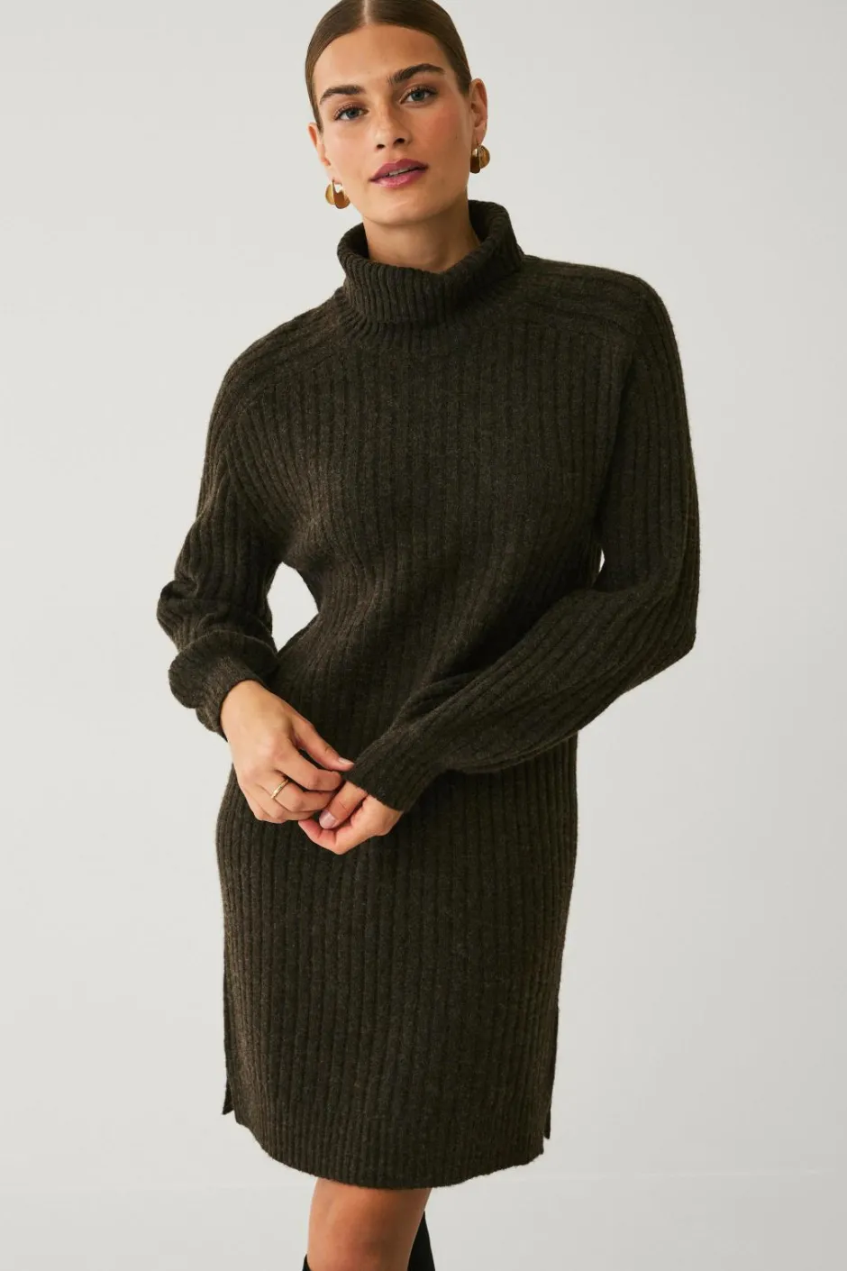 Outlet Collection Ribstrikket kjole med polokrave Dame Kjoler