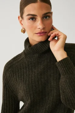 Outlet Collection Ribstrikket kjole med polokrave Dame Kjoler