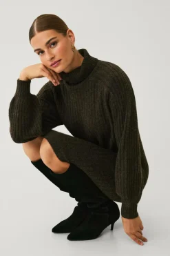Outlet Collection Ribstrikket kjole med polokrave Dame Kjoler