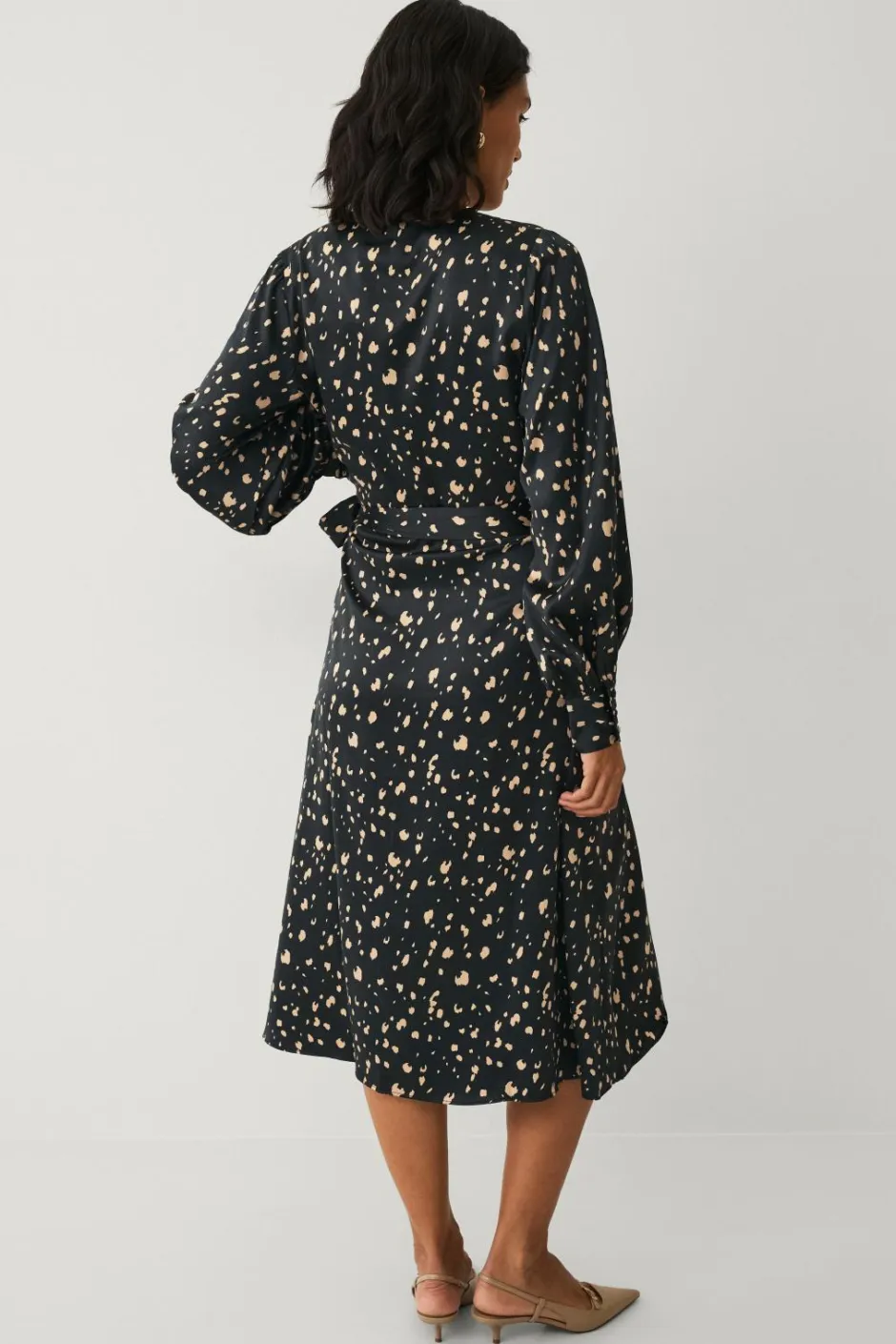 Clearance Collection Slå-om kjole i satin Dame Kjoler
