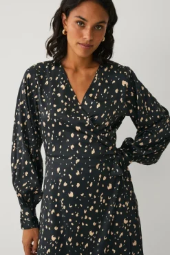 Clearance Collection Slå-om kjole i satin Dame Kjoler