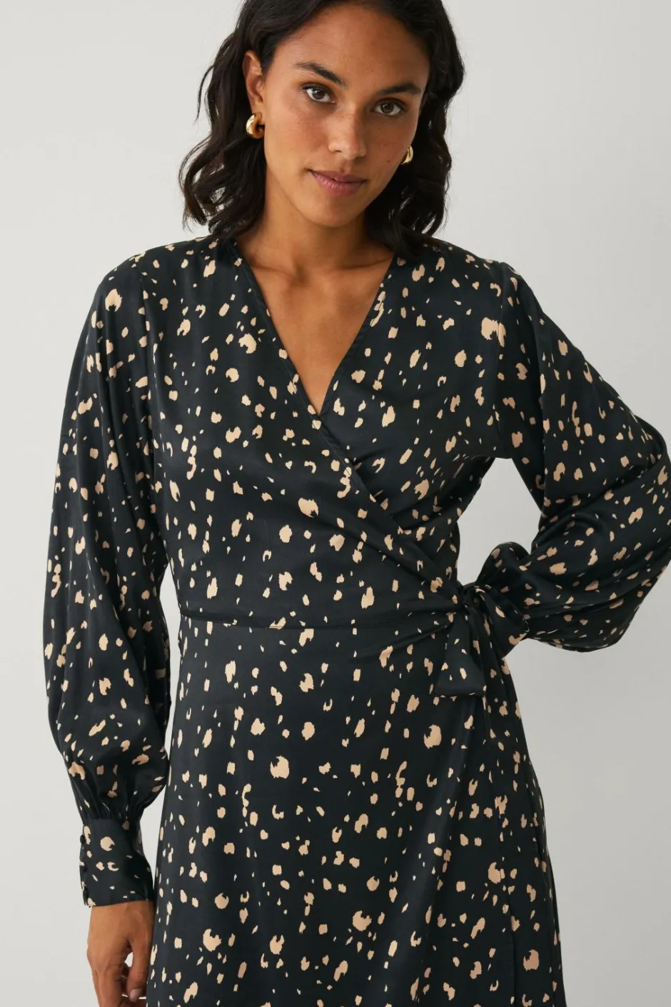 Clearance Collection Slå-om kjole i satin Dame Kjoler