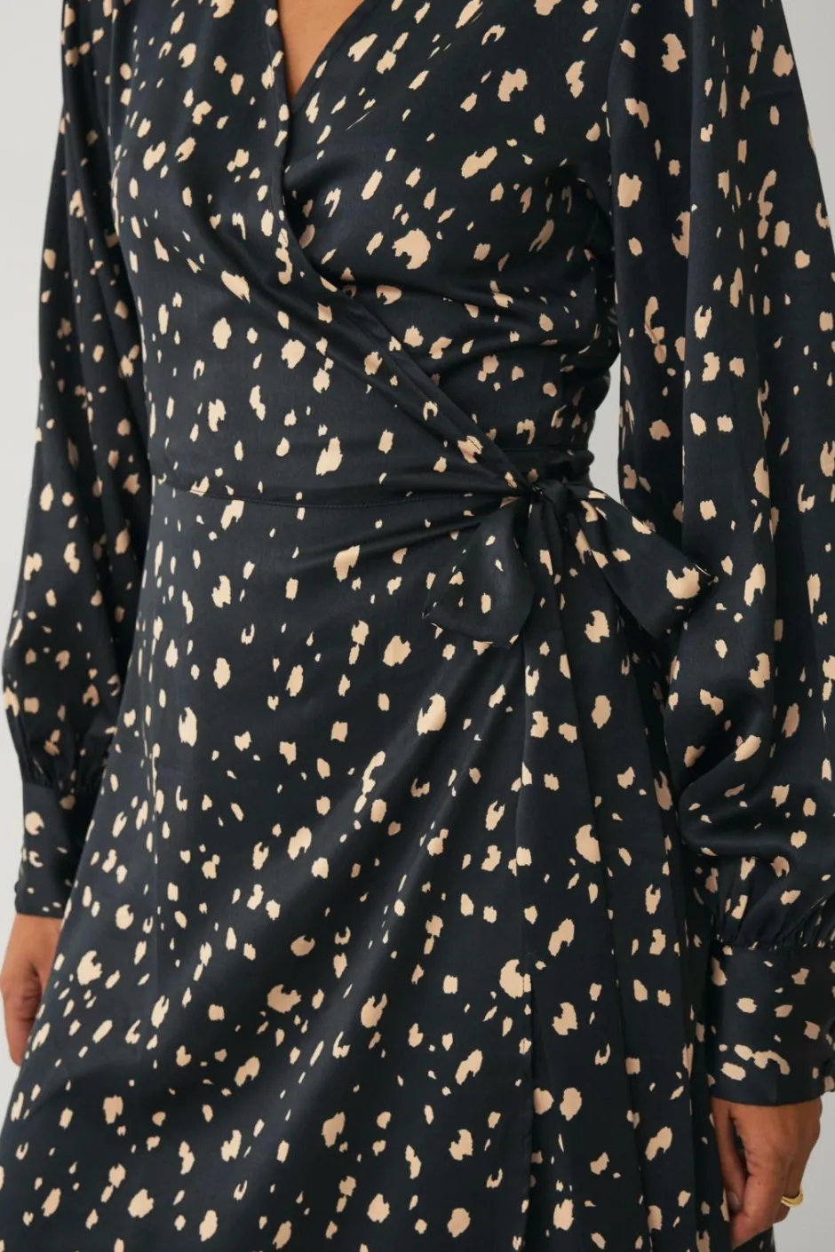 Clearance Collection Slå-om kjole i satin Dame Kjoler