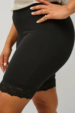 Clearance Plus collection Korte cykelshorts med blondekant Dame Shorts