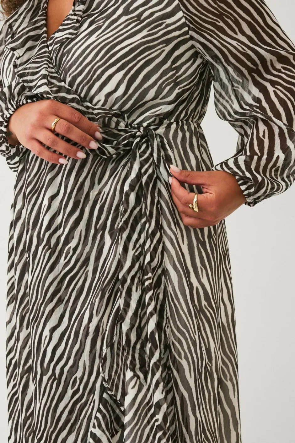Ellos Plus collection Slå-om kjole med flæser^Dame Kjoler