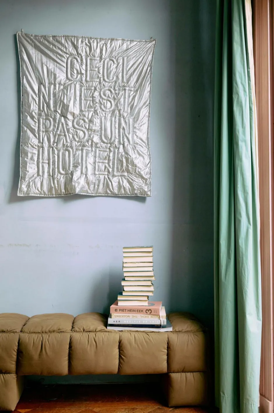 HKliving Vægkunst 'Ceci n'est pas un hôtel'^ Posters & Billeder
