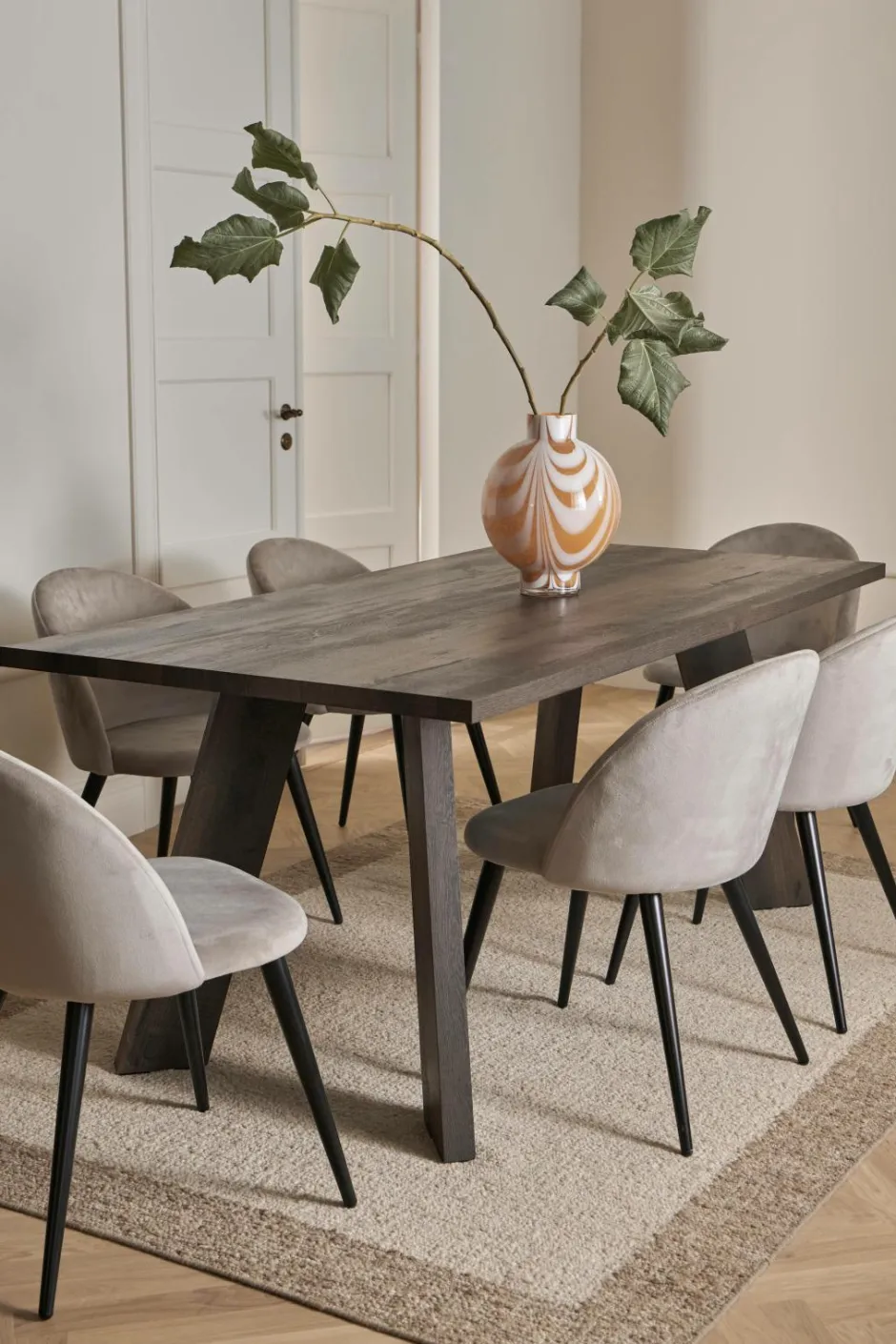 &Home Country spisegruppe med 1 bord + 6 stole^ Spisegrupper