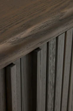 Online Mailen tv-bord med 2 døre i askefinér med mørk finish 120 x 50 cm Tv-Bænke