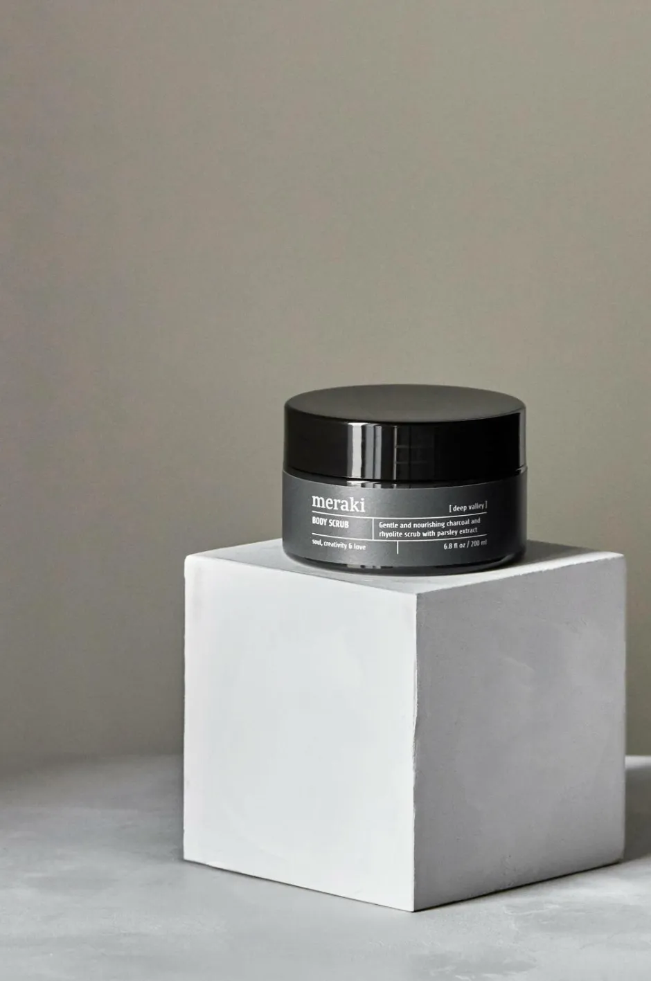 Meraki Bodyscrub Deep Valley Charcoal 200 Ml^ Kropspleje