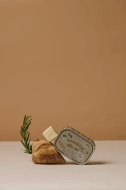 Paddywax Bistro French Baguette Printed Tin Candle - Rosemary Thyme^ Rumduft