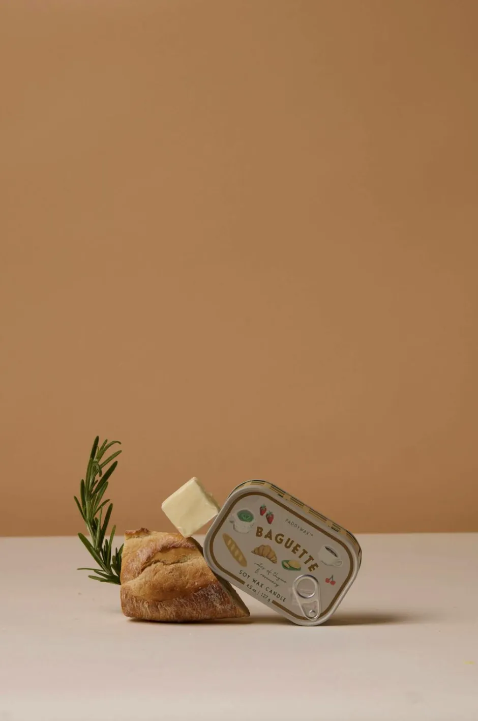 Paddywax Bistro French Baguette Printed Tin Candle - Rosemary Thyme^ Rumduft