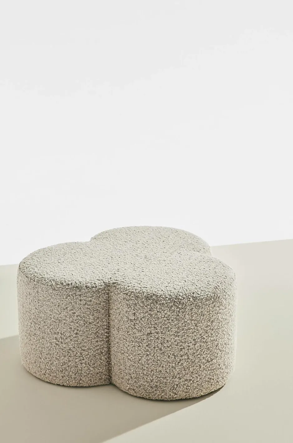 Pastill Bodhi puf i bouclé ø 70 cm^ Puffer & Fodskamler