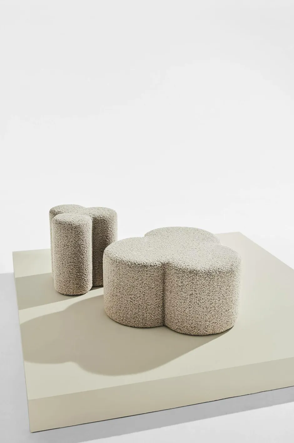 Pastill Bodhi puf i bouclé ø 70 cm^ Puffer & Fodskamler