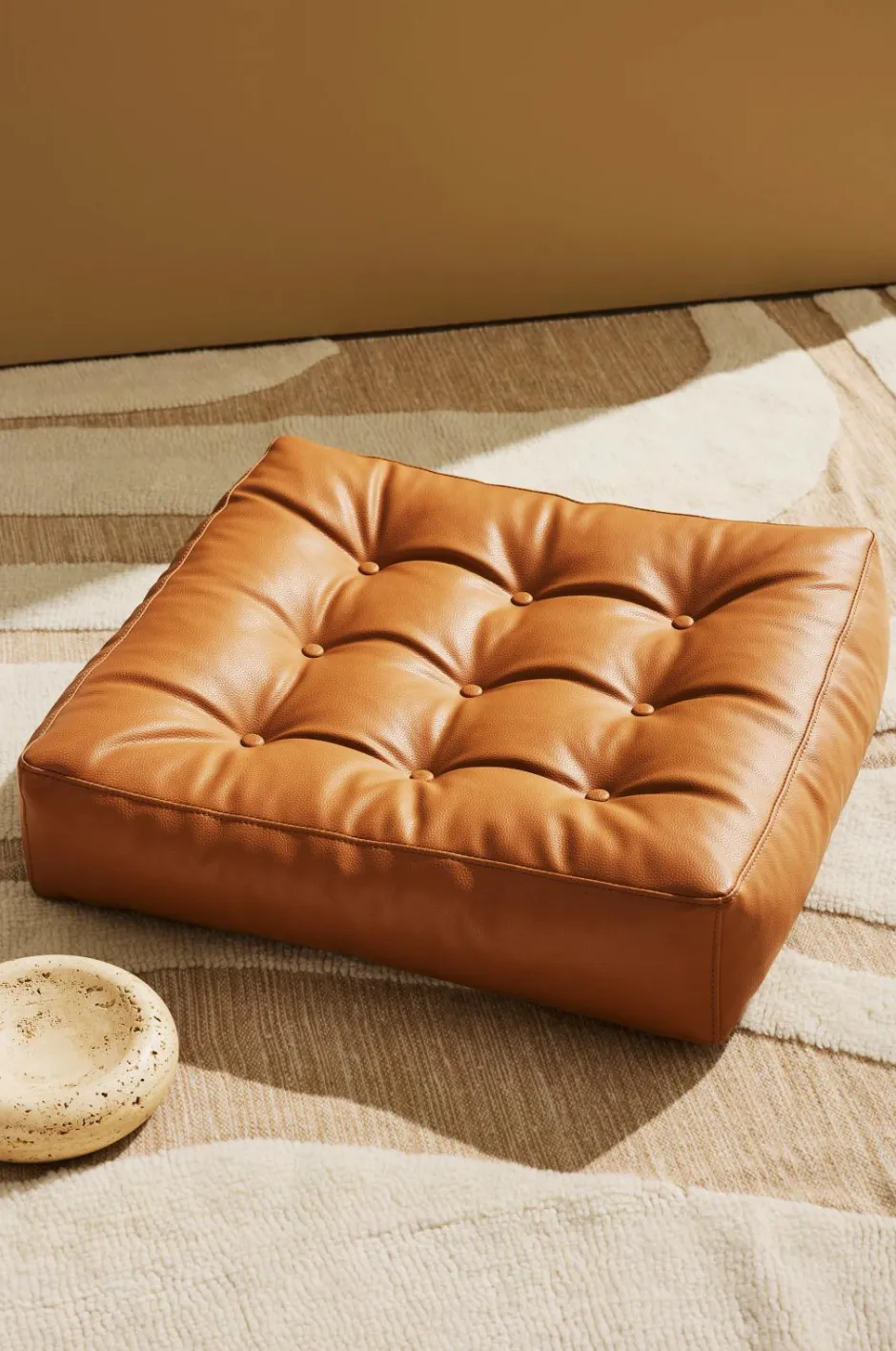 Clearance Luca gulvpude i vegansk læder 64x64x15 cm Puffer & Fodskamler