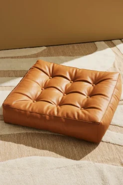 Clearance Luca gulvpude i vegansk læder 64x64x15 cm Puffer & Fodskamler