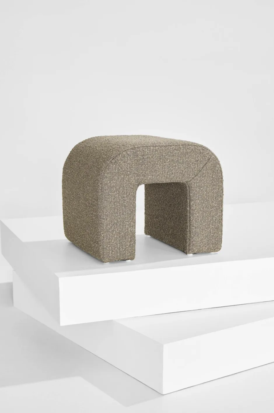 Pastill Odette puf i bouclé 45x41 cm^ Puffer & Fodskamler
