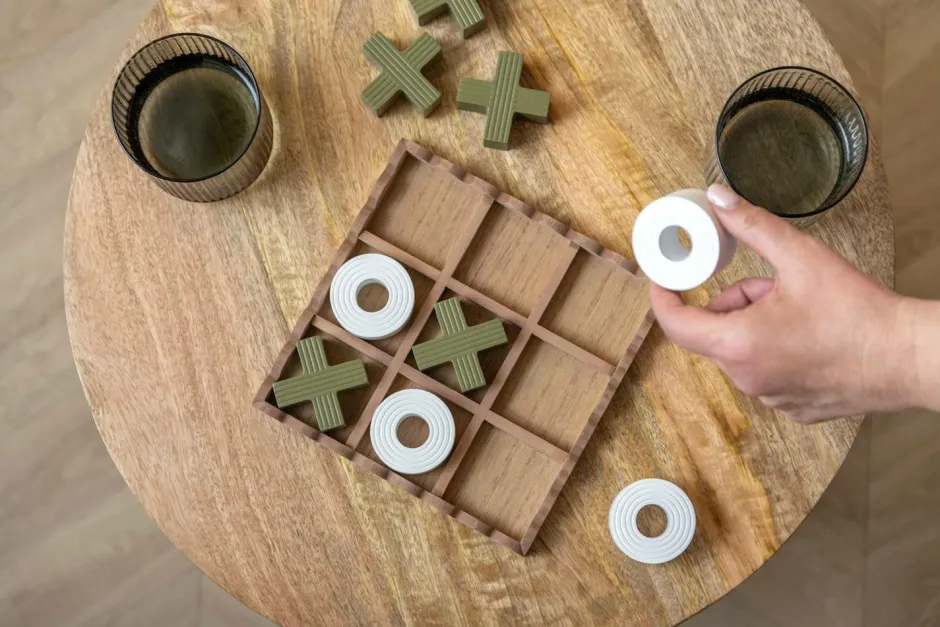 Present Time Tic Tac Toe^ Pynteting